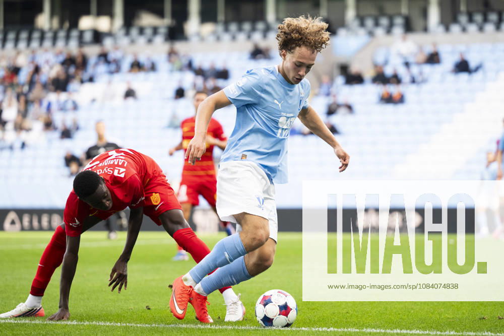 Anton Höög of Malmö FF and Lamine Sadio of FC Nordsjälland during the Friendly match between Malmö FF and FC Nordsjälland on October 3, 2026 in Malmö. Photo: Avdo Bilkanovic BILDBYRAN COP 115 AB0391 fotboll football soccer fotball träningsmatch friendly match malmö ff fc nordsjälland bbeng