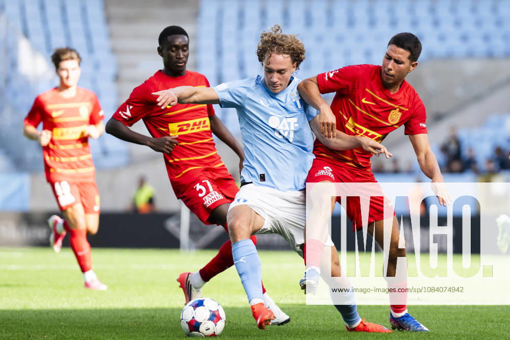 Anton Höög of Malmö FF in between Lamine Sadio and Nicklas Rojkjaer of FC Nordsjälland during the Friendly match between Malmö FF and FC Nordsjälland on October 3, 2026 in Malmö. Photo: Avdo Bilkanovic BILDBYRAN COP 115 AB0391 fotboll football soccer fotball träningsmatch friendly match malmö ff fc nordsjälland bbeng
