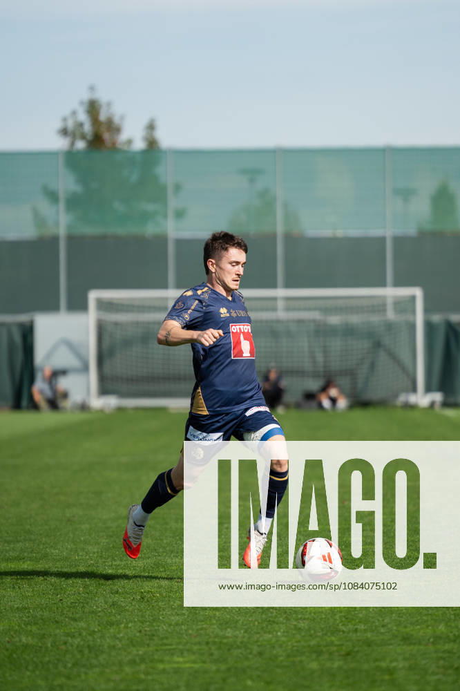 Fussball Testspiel, SC Freiburg - FC Luzern, v.l. Matteo Di Giusto (11, FC Luzern) im Dribbling Freiburg