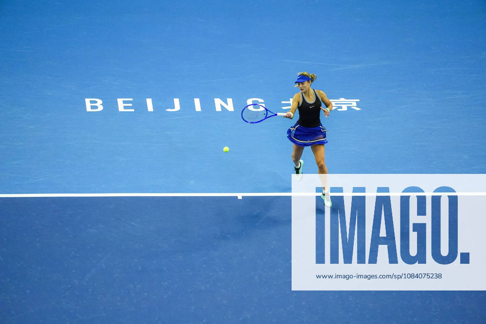 (261003) -- BEIJING, Oct. 3, 2026 -- Anna Kalinskaya of Russia hits a return to Zheng Qinwen of China during the women s singles second round match at 2026 China Open tennis tournament in Beijing, China, Oct. 3, 2026. ) (SP)CHINA-BEIJING-TENNIS-CHINA OPEN-WOMEN S SINGLES(CN) XiexHan