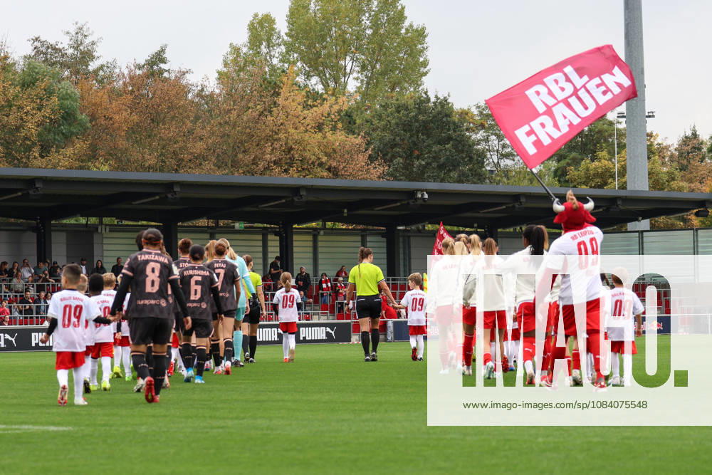 Deutschland: Fußball Google Pixel Frauen-Bundesliga 2026 - 2027, 6. Spieltag - RB Leipzig gegen FSV Mainz 05, Trainingszentrum von RB Leipzig (Leipzig): Einlauf Teams