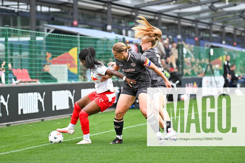 Fußball I Frauen I Saison 2026-2027 I Bundesliga I 6. Spieltag I RB Leipzig - 1. FSV Mainz 05 I 03.10.2026 Kampf um den Ball zwischen Delice Boboy (17, Rasenballsport Leipzig), Johanna Maria Berg (9, 1. FSV Mainz 05) und Maja Lara Pageler (37, 1. FSV Mainz 05) Leipzig RB Trainingszentrum, Cottaweg 7 Sachsen Deutschland