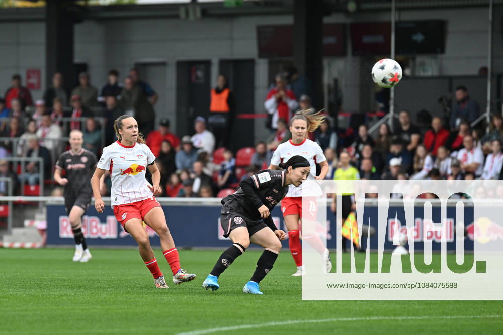 Fußball I Frauen I Saison 2026-2027 I Bundesliga I 6. Spieltag I RB Leipzig - 1. FSV Mainz 05 I 03.10.2026 Torschuss Jasmien Mathys (12, Rasenballsport Leipzig), Akari Kurishima (6, 1. FSV Mainz 05) duckt sich weg Leipzig RB Trainingszentrum, Cottaweg 7 Sachsen Deutschland