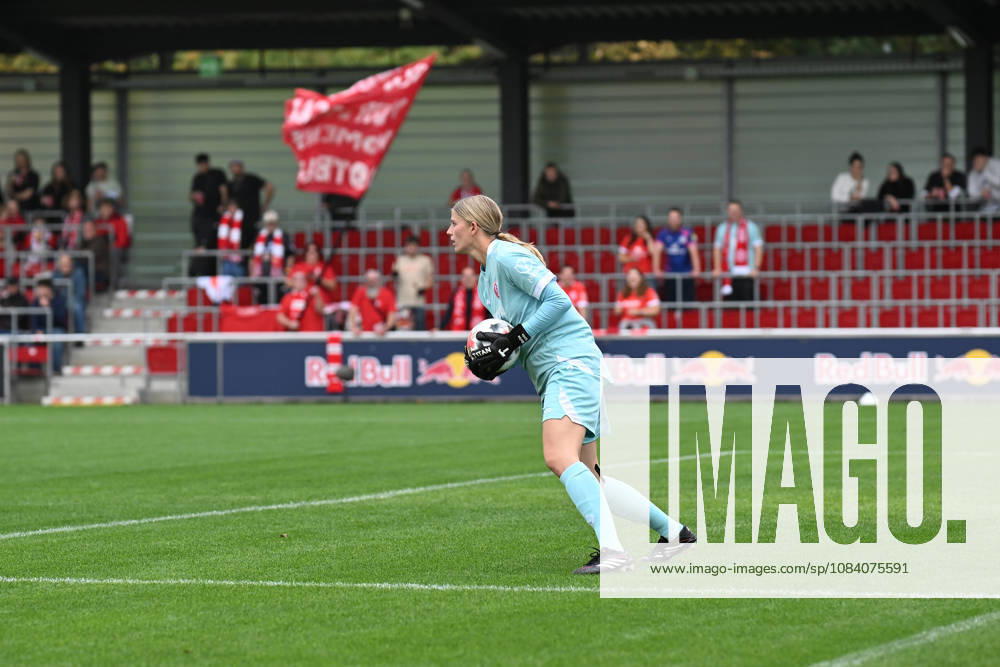 Fußball I Frauen I Saison 2026-2027 I Bundesliga I 6. Spieltag I RB Leipzig - 1. FSV Mainz 05 I 03.10.2026 Torhüterin Marisa Schön (33, 1. FSV Mainz 05) fängt den Ball Freisteller, Nahaufnahme, Porträt, Portrait, Einzelfoto, Einzelbild, Körper Leipzig RB Trainingszentrum, Cottaweg 7 Sachsen Deutschland
