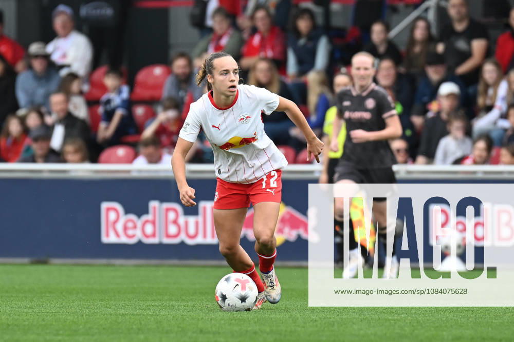 Fußball I Frauen I Saison 2026-2027 I Bundesliga I 6. Spieltag I RB Leipzig - 1. FSV Mainz 05 I 03.10.2026 Jasmien Mathys (12, Rasenballsport Leipzig) dribbelt mit dem Ball Freisteller, Nahaufnahme, Porträt, Portrait, Einzelfoto, Einzelbild, Körper Leipzig RB Trainingszentrum, Cottaweg 7 Sachsen Deutschland