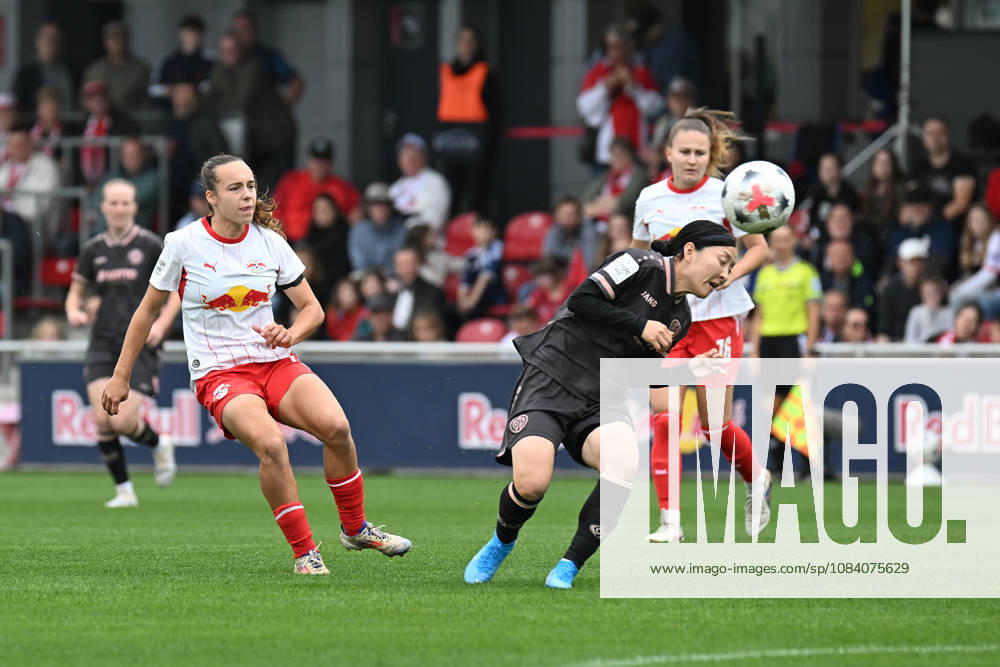 Fußball I Frauen I Saison 2026-2027 I Bundesliga I 6. Spieltag I RB Leipzig - 1. FSV Mainz 05 I 03.10.2026 Torschuss Jasmien Mathys (12, Rasenballsport Leipzig), Akari Kurishima (6, 1. FSV Mainz 05) duckt sich weg Leipzig RB Trainingszentrum, Cottaweg 7 Sachsen Deutschland