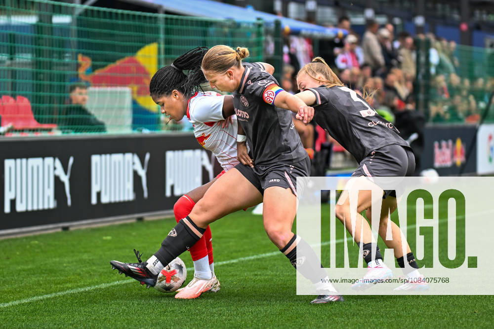 Fußball I Frauen I Saison 2026-2027 I Bundesliga I 6. Spieltag I RB Leipzig - 1. FSV Mainz 05 I 03.10.2026 Kampf um den Ball zwischen Delice Boboy (17, Rasenballsport Leipzig), Johanna Maria Berg (9, 1. FSV Mainz 05) und Maja Lara Pageler (37, 1. FSV Mainz 05) Leipzig RB Trainingszentrum, Cottaweg 7 Sachsen Deutschland