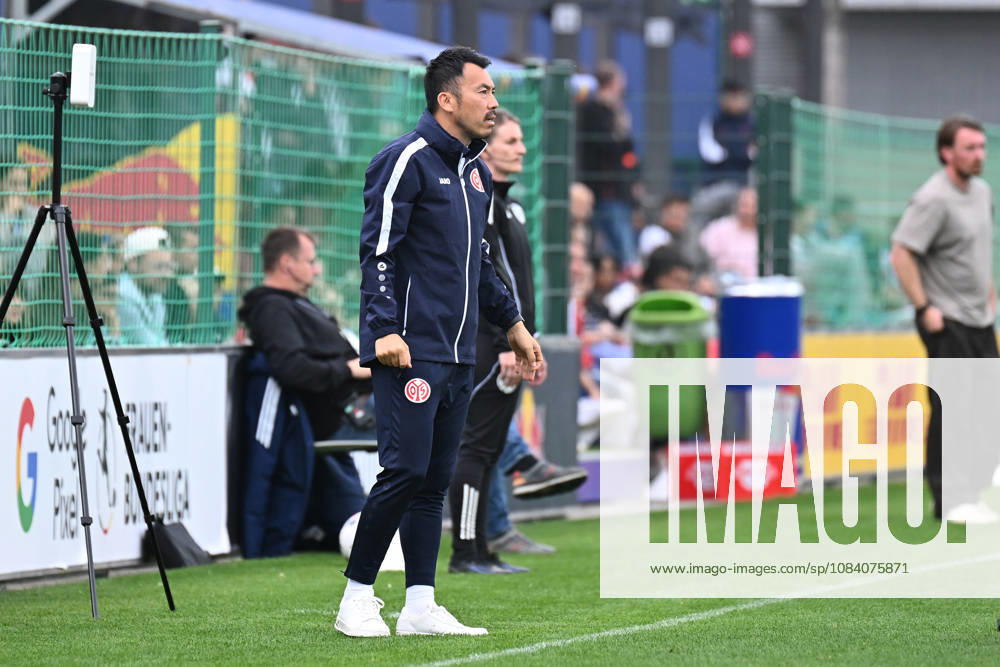 Fußball I Frauen I Saison 2026-2027 I Bundesliga I 6. Spieltag I RB Leipzig - 1. FSV Mainz 05 I 03.10.2026 Takashi Yamashita (Trainer, 1. FSV Mainz 05) Freisteller, Nahaufnahme, Porträt, Portrait, Einzelfoto, Einzelbild, Körper Leipzig RB Trainingszentrum, Cottaweg 7 Sachsen Deutschland