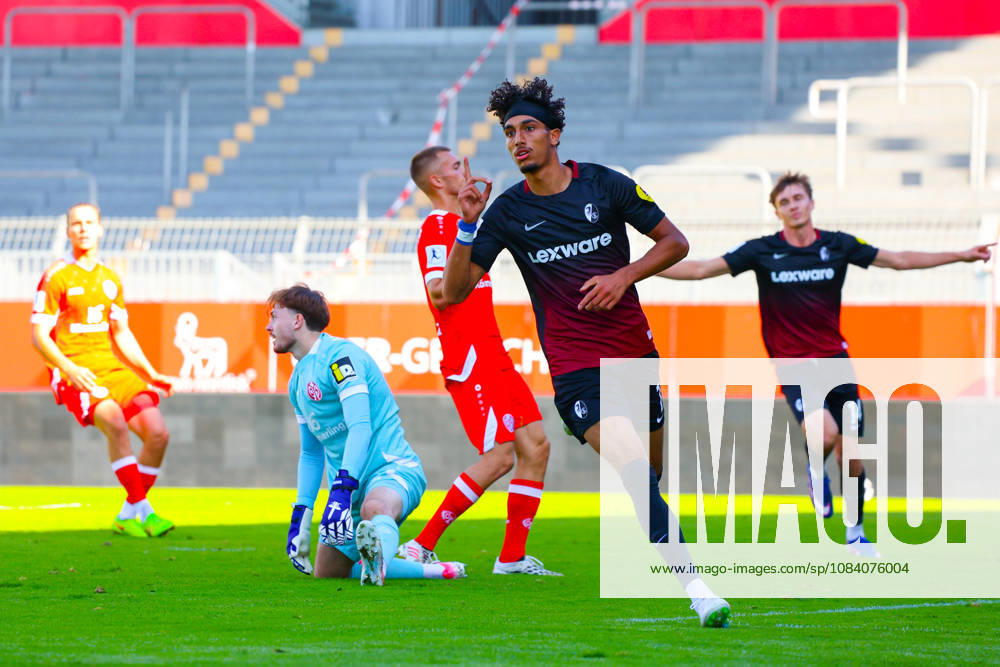 Fussball Regionalliga Suedwest, FSV Mainz 05 U23 - SC Freiburg II v.l. Krish Raweri (SC Freiburg II, 7), macht das Tor zum 1:0 in der 17. Spielminute, Torjubel, Mainz