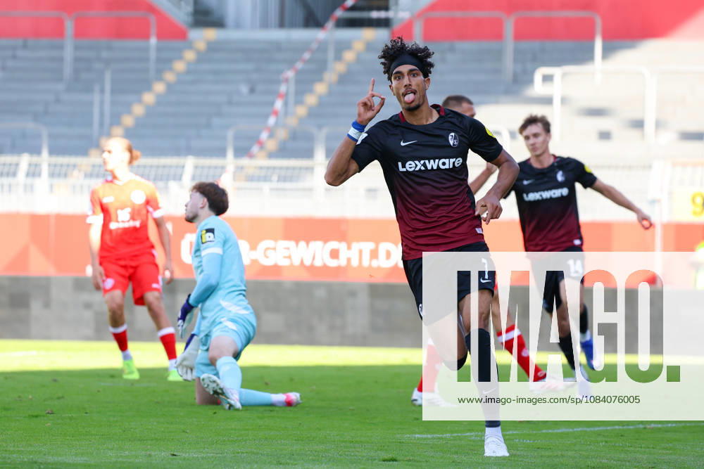 Fussball Regionalliga Suedwest, FSV Mainz 05 U23 - SC Freiburg II v.l. Krish Raweri (SC Freiburg II, 7), macht das Tor zum 1:0 in der 17. Spielminute, Torjubel, Mainz