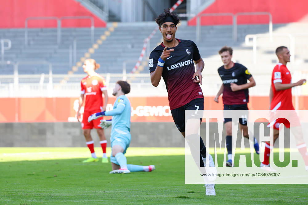 Fussball Regionalliga Suedwest, FSV Mainz 05 U23 - SC Freiburg II v.l. Krish Raweri (SC Freiburg II, 7), macht das Tor zum 1:0 in der 17. Spielminute, Torjubel, Mainz