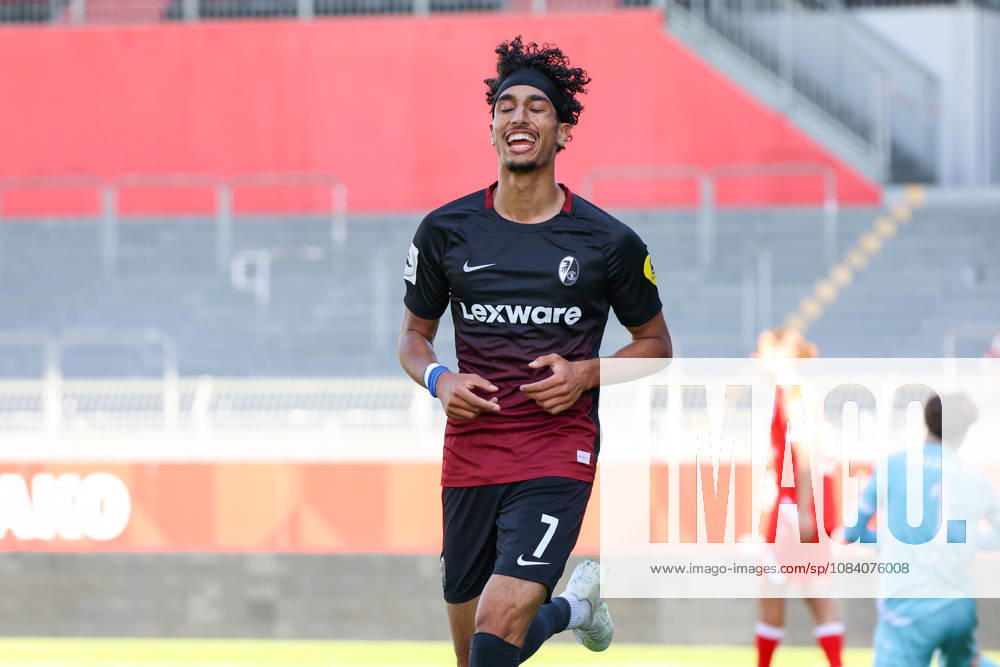 Fussball Regionalliga Suedwest, FSV Mainz 05 U23 - SC Freiburg II v.l. Krish Raweri (SC Freiburg II, 7), macht das Tor zum 1:0 in der 17. Spielminute, Torjubel, Mainz