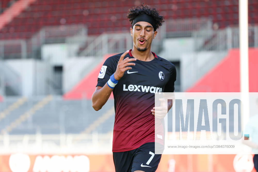 Fussball Regionalliga Suedwest, FSV Mainz 05 U23 - SC Freiburg II v.l. Krish Raweri (SC Freiburg II, 7), macht das Tor zum 1:0 in der 17. Spielminute, Torjubel, Mainz