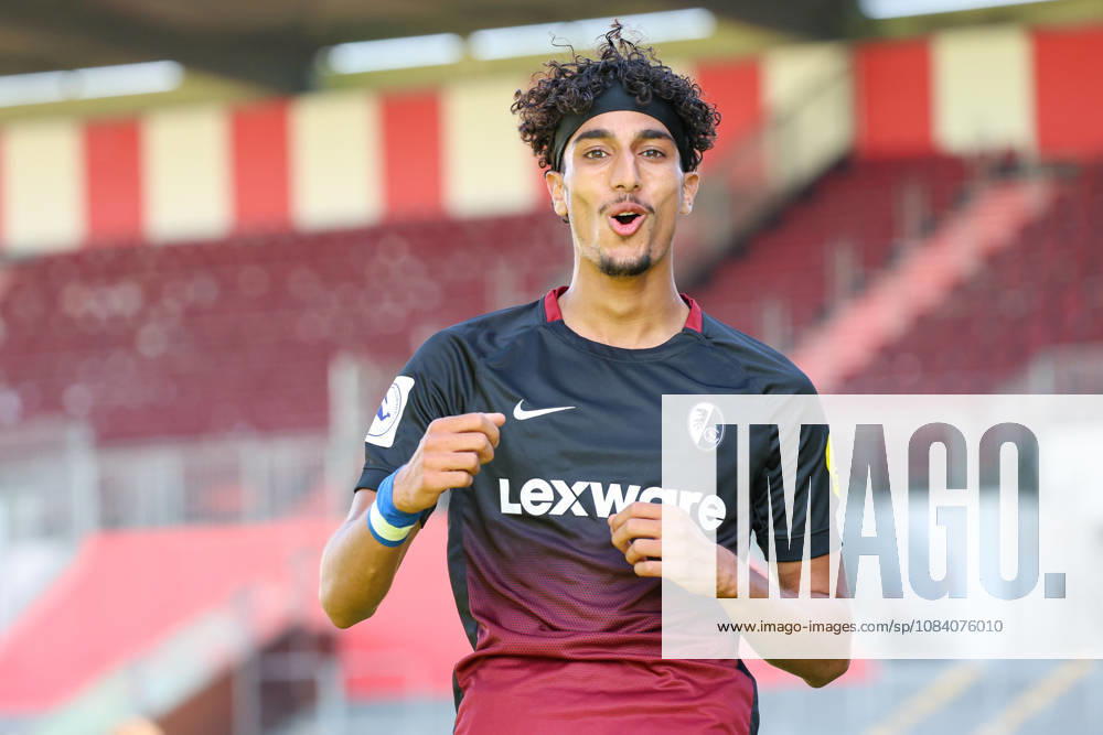 Fussball Regionalliga Suedwest, FSV Mainz 05 U23 - SC Freiburg II v.l. Krish Raweri (SC Freiburg II, 7), macht das Tor zum 1:0 in der 17. Spielminute, Torjubel, Mainz
