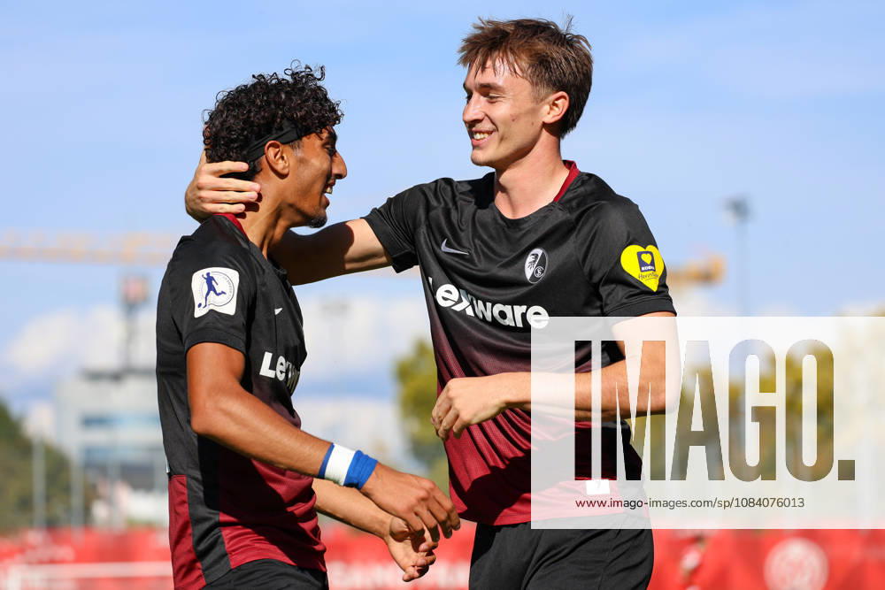 Fussball Regionalliga Suedwest, FSV Mainz 05 U23 - SC Freiburg II v.l. Krish Raweri (SC Freiburg II, 7), macht das Tor zum 1:0 in der 17. Spielminute, Torjubel, Jack James (SC Freiburg II, 14), Mainz