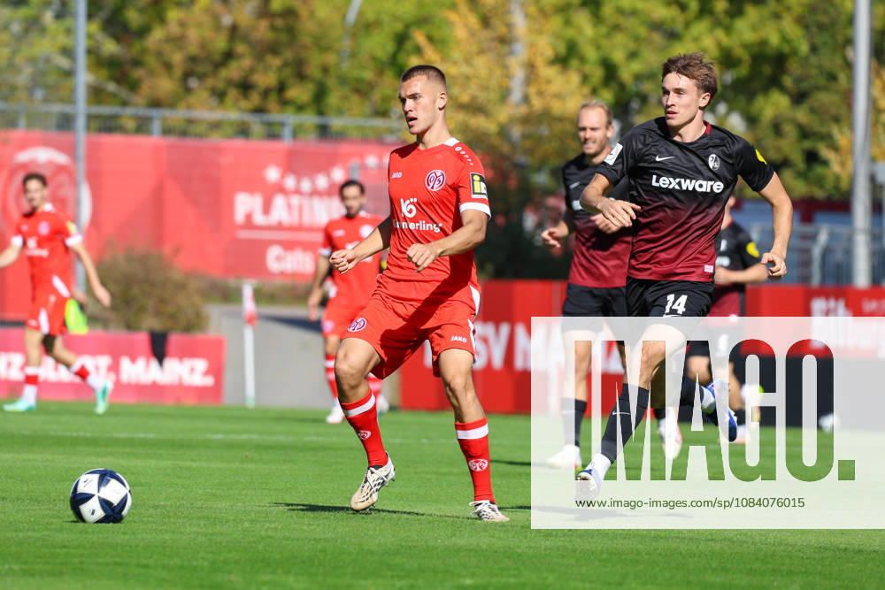 Fussball Regionalliga Suedwest, FSV Mainz 05 U23 - SC Freiburg II v.l. Philipp Schulz (FSV Mainz 05 II, 6), Jack James (SC Freiburg II, 14), Mainz