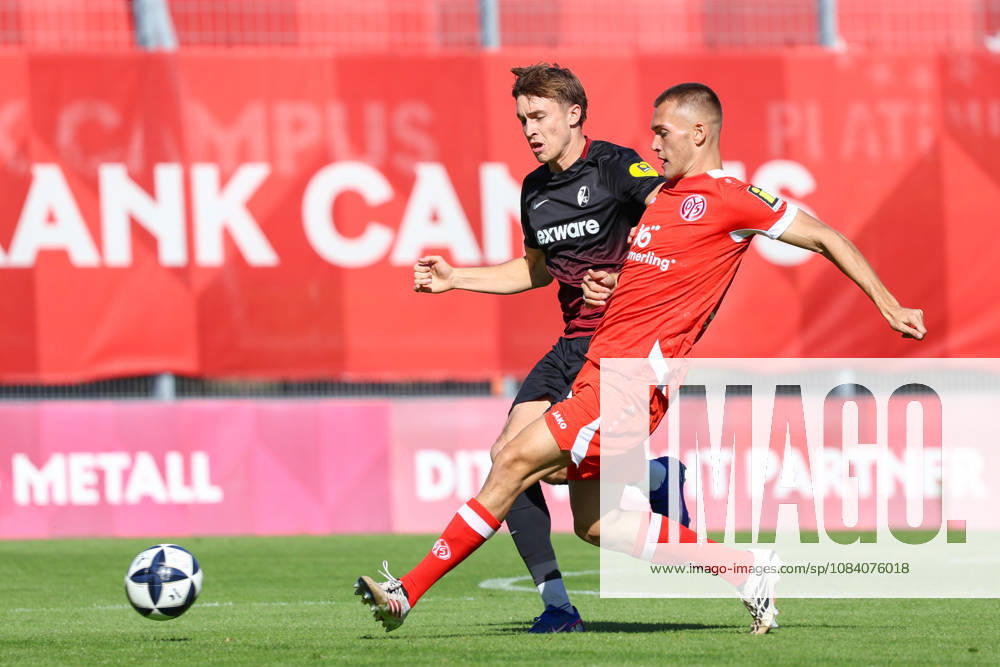 Fussball Regionalliga Suedwest, FSV Mainz 05 U23 - SC Freiburg II v.l. Jack James (SC Freiburg II, 14), Nick Cherny (FSV Mainz 05 II, 7), Mainz