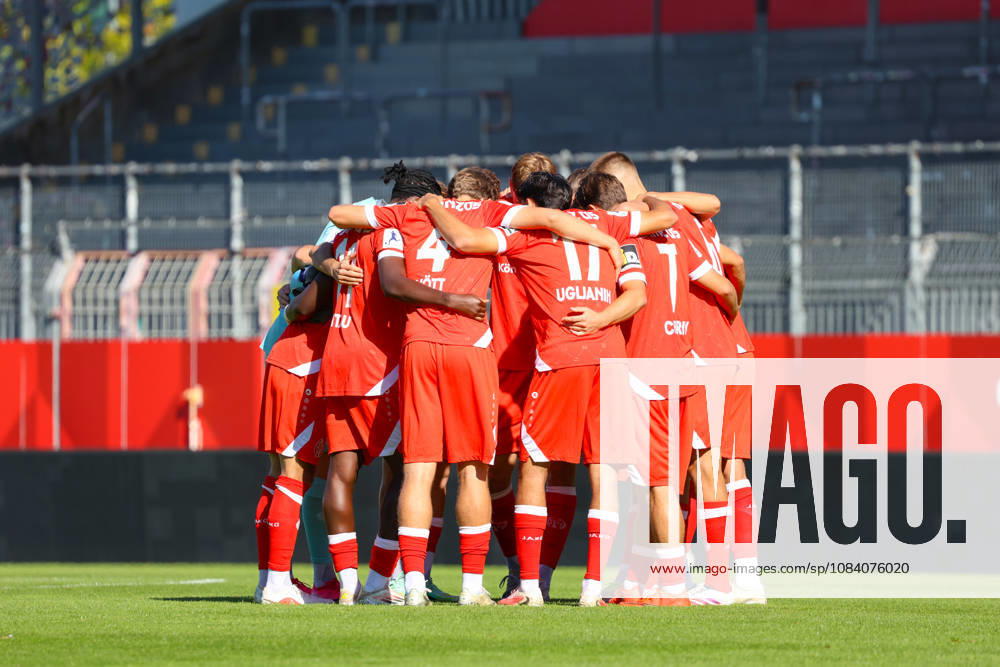 Fussball Regionalliga Suedwest, FSV Mainz 05 U23 - SC Freiburg II v.l. die Spieler von Mainz 05, Die Spieler vom bilden einen Mannschaftskreis zum Schulterschluss, Mainz