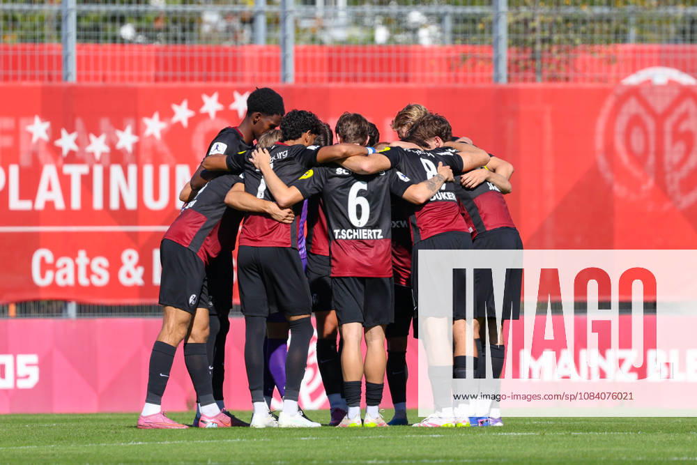 Fussball Regionalliga Suedwest, FSV Mainz 05 U23 - SC Freiburg II v.l. +dsvf+Die Spieler vom bilden einen Mannschaftskreis zum Schulterschluss, Mainz