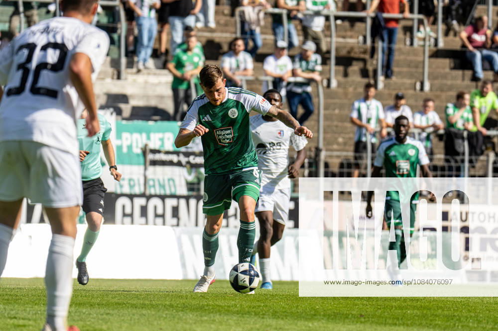 Fussball Regionalliga Suedwest, FC 08 Homburg - SG Barockstadt Fulda-Lehnerz. Justin Petermann (FC 08 Homburg) mit einem Dribbling. Homburg