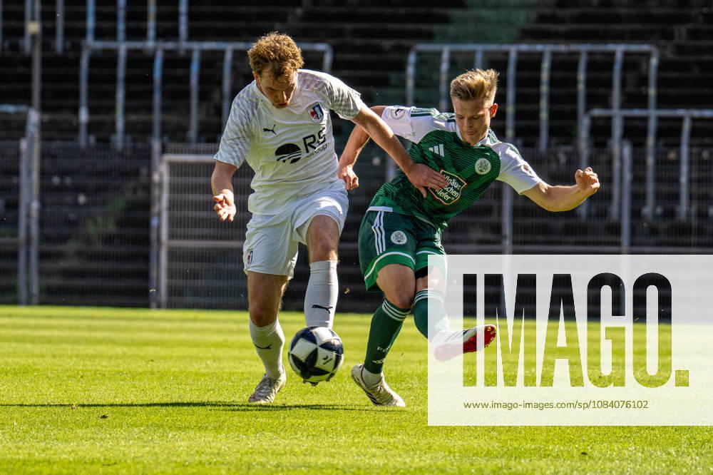 Fussball Regionalliga Suedwest, FC 08 Homburg - SG Barockstadt Fulda-Lehnerz. vl. Moritz Dittmann (SG Barockstadt Fulda-Lehnerz) und Jan-Erik Eichhorn (FC 08 Homburg) im Zweikampf Homburg