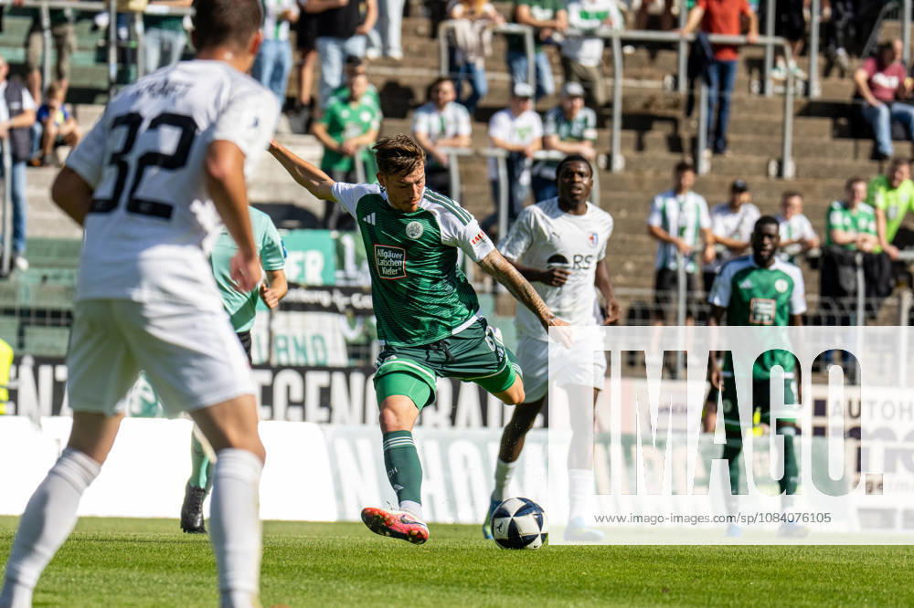 Fussball Regionalliga Suedwest, FC 08 Homburg - SG Barockstadt Fulda-Lehnerz. Justin Petermann (FC 08 Homburg) mit einem Schussversuch. Homburg