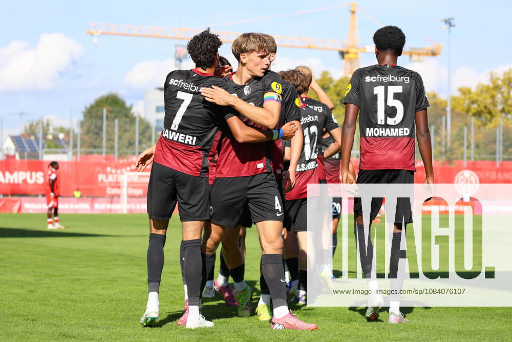 Fussball Regionalliga Suedwest, FSV Mainz 05 U23 - SC Freiburg II v.l. Krish Raweri (SC Freiburg II, 7), macht das Tor zum 1:0 in der 17. Spielminute, Torjubel, Mainz