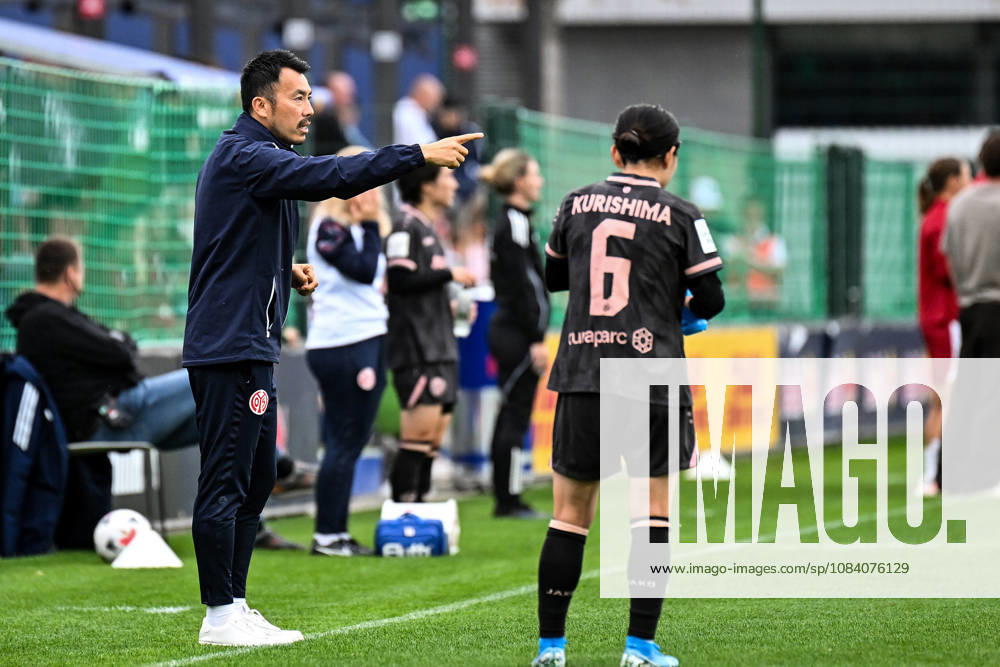 Fußball I Frauen I Saison 2026-2027 I Bundesliga I 6. Spieltag I RB Leipzig - 1. FSV Mainz 05 I 03.10.2026 Takashi Yamashita (Trainer, 1. FSV Mainz 05) mit Anweisungen an Akari Kurishima (6, 1. FSV Mainz 05) Leipzig RB Trainingszentrum, Cottaweg 7 Sachsen Deutschland