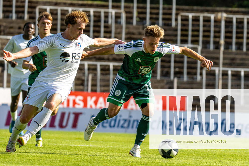 Fussball Regionalliga Suedwest, FC 08 Homburg - SG Barockstadt Fulda-Lehnerz. vl. Moritz Dittmann (SG Barockstadt Fulda-Lehnerz) und Jan-Erik Eichhorn (FC 08 Homburg) im Zweikampf. Homburg