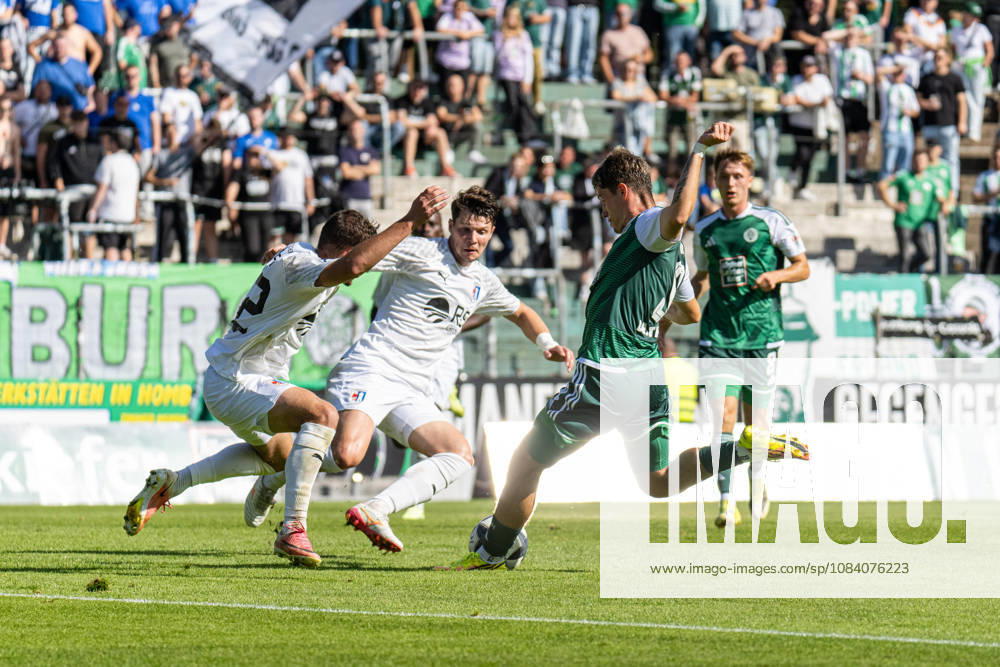 Fussball Regionalliga Suedwest, FC 08 Homburg - SG Barockstadt Fulda-Lehnerz. Marc Ehrhart (FC 08 Homburg) mit dem Schussversuch. Homburg