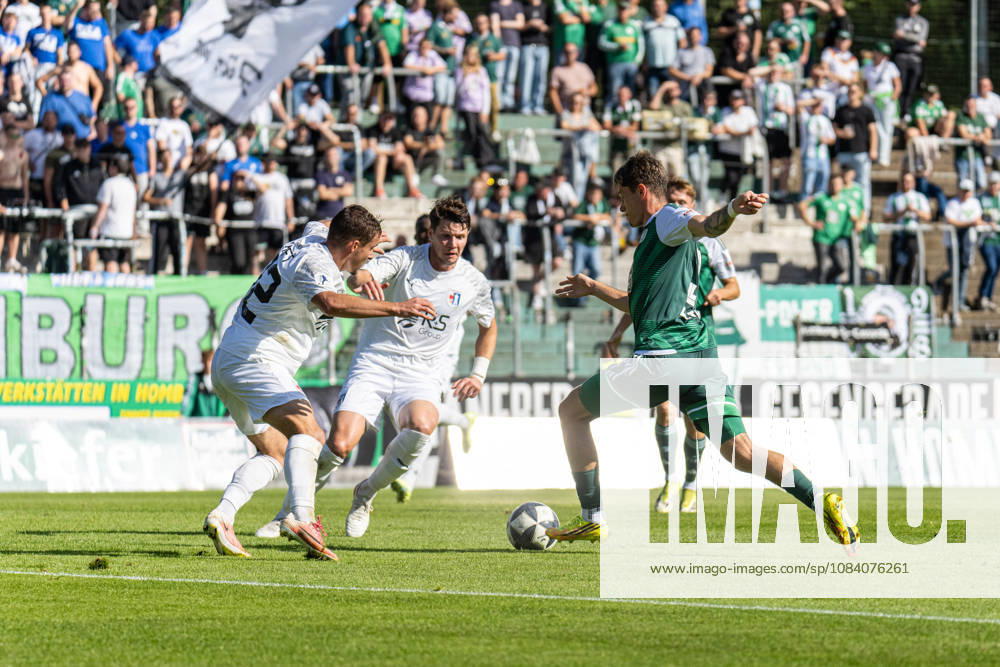 Fussball Regionalliga Suedwest, FC 08 Homburg - SG Barockstadt Fulda-Lehnerz. Marc Ehrhart (FC 08 Homburg) mit dem Schussversuch. Homburg