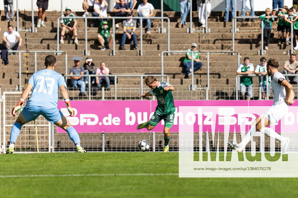 Fussball Regionalliga Suedwest, FC 08 Homburg - SG Barockstadt Fulda-Lehnerz. Simon Joachims (FC 08 Homburg) mit einer Flanke. Homburg