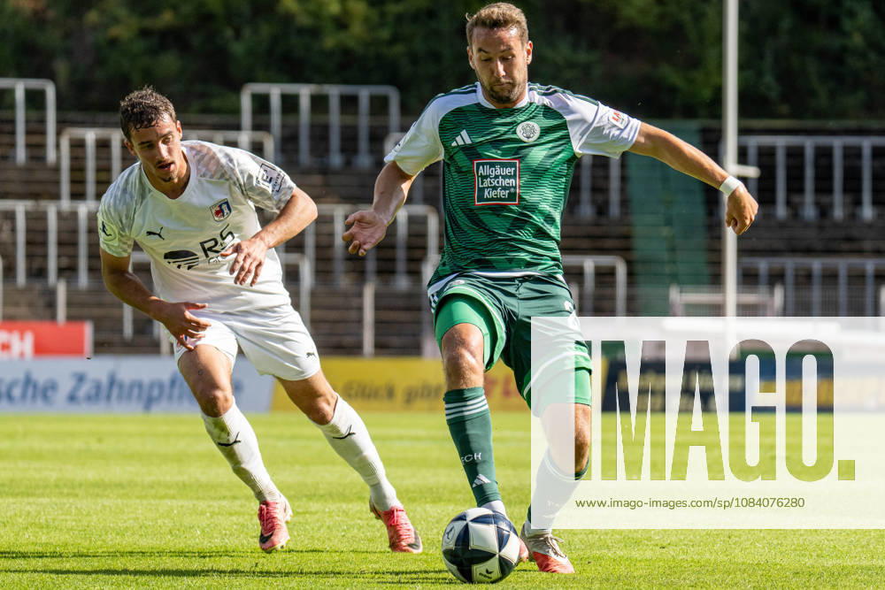 Fussball Regionalliga Suedwest, FC 08 Homburg - SG Barockstadt Fulda-Lehnerz. vl. Keanu Kraft (SG Barockstadt Fulda-Lehnerz) und Julian Günther-Schmidt (FC 08 Homburg). Homburg