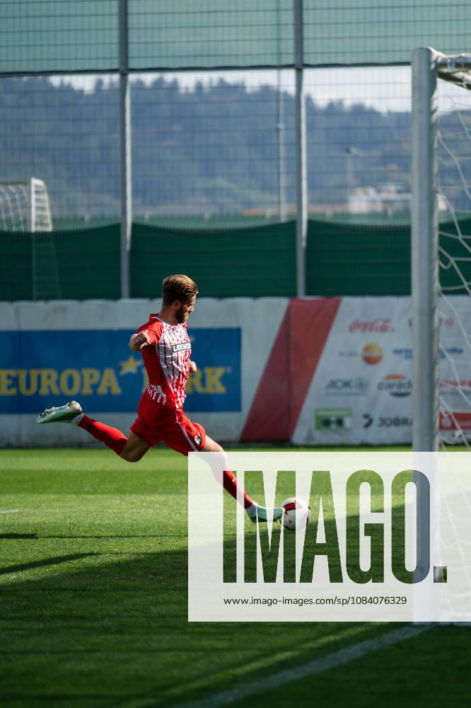 Fussball Testspiel, SC Freiburg - FC Luzern, v.l. Lucas Höler (9, SC Freiburg) mit dem Torschuss zum Zwischenstand von 4:1 Freiburg
