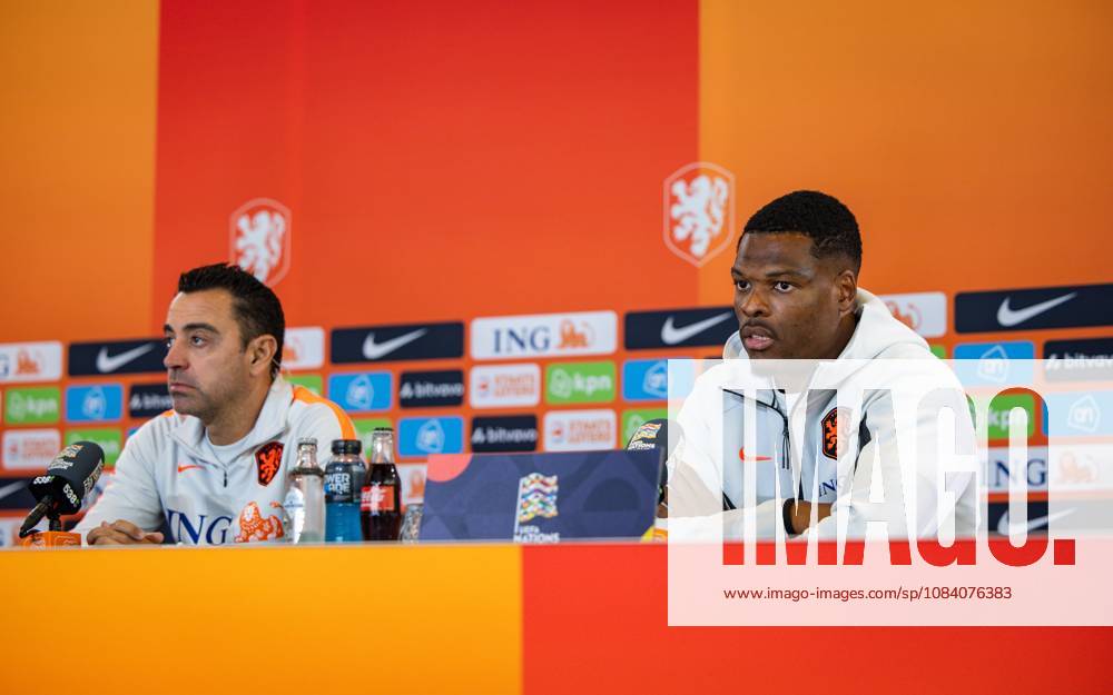 ZEIST - National coach Xavi Hernandez and Denzel Dumfries during a press conference, PK, Pressekonferenz at the KNVB Campus in preparation for the Nations League match against Serbia. SONNY LENSEN ANP ANPxSportx IVx 571379636 originalFilename: 571379636