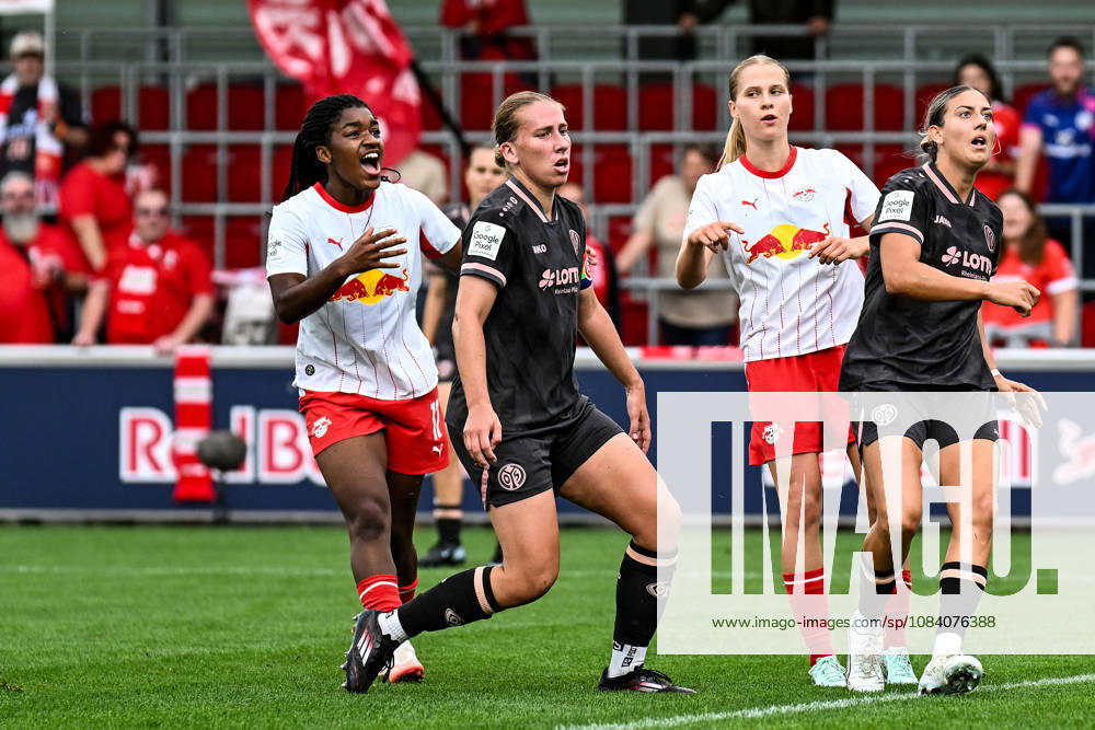 Fußball I Frauen I Saison 2026-2027 I Bundesliga I 6. Spieltag I RB Leipzig - 1. FSV Mainz 05 I 03.10.2026 Delice Boboy (17, Rasenballsport Leipzig) (links) wähnt ihren Torschuss schon im Tor und freut sich Leipzig RB Trainingszentrum, Cottaweg 7 Sachsen Deutschland