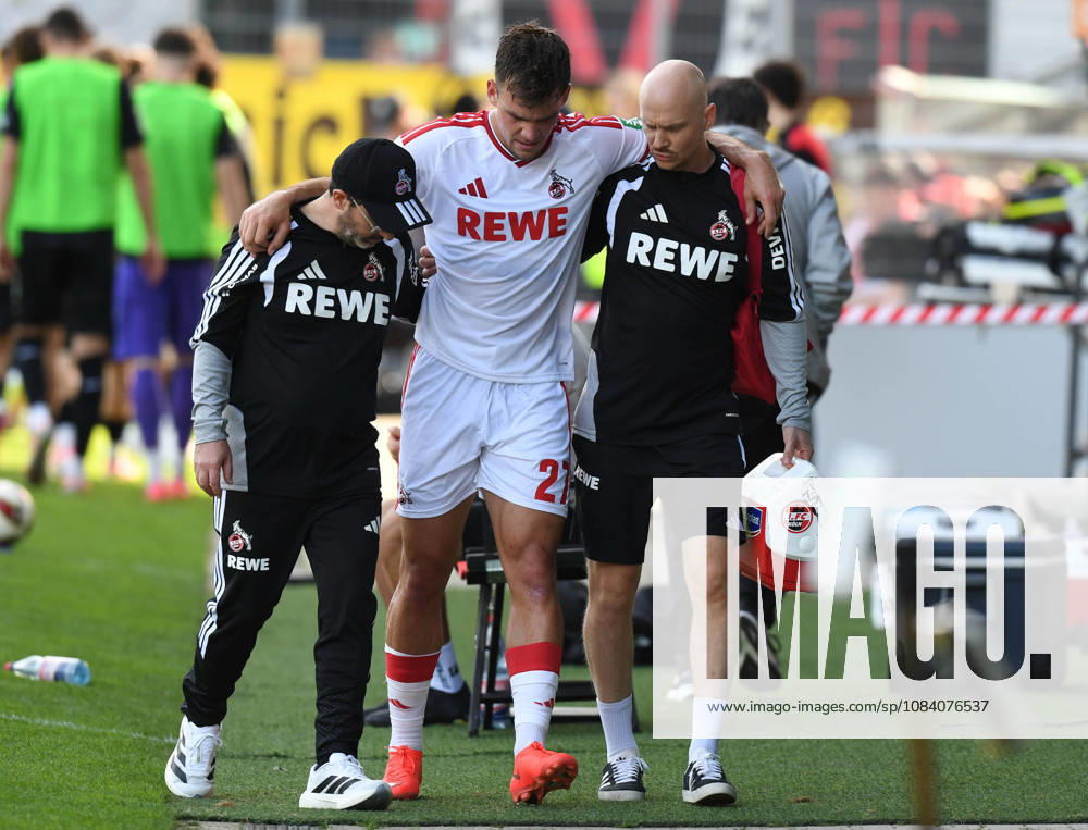 Fussball 1.Bundesliga, 1.FC Koeln. Länderspielpause : Freundschaftsspiel : Viktoria Köln gegen 1.FC Köln . Thijs Dallinga ( 1.FC Köln ) wird verletzt vom Platz getragen. Koeln