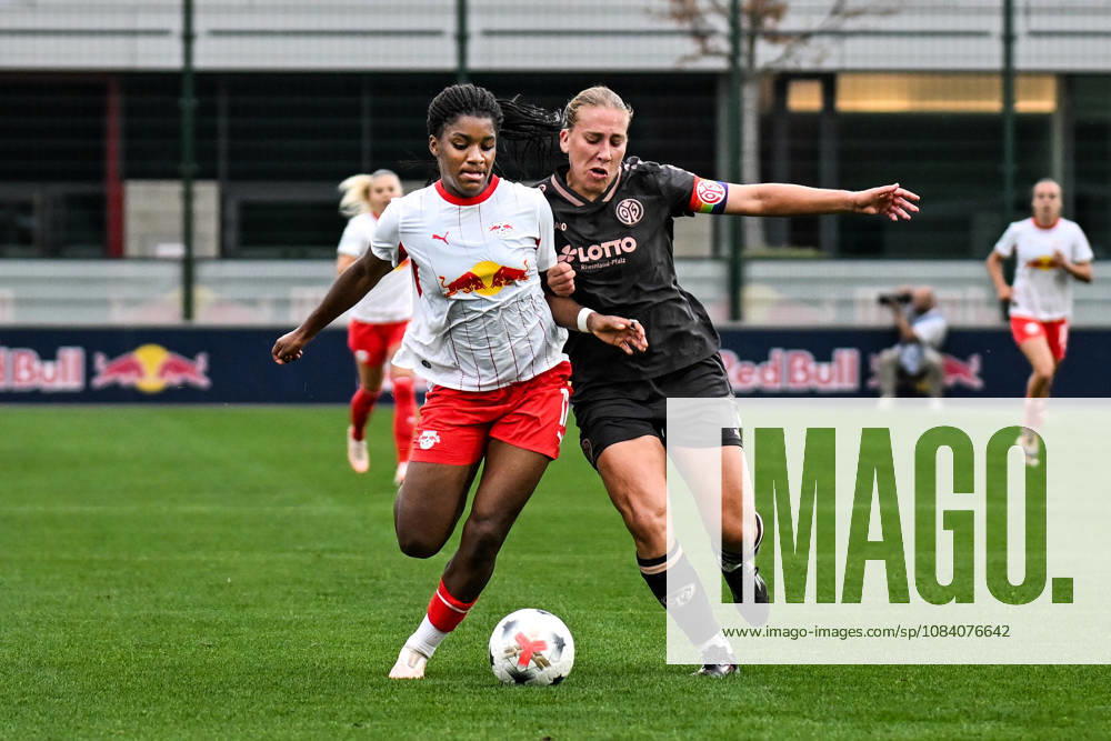 Fußball I Frauen I Saison 2026-2027 I Bundesliga I 6. Spieltag I RB Leipzig - 1. FSV Mainz 05 I 03.10.2026 Zweikampf Delice Boboy (17, Rasenballsport Leipzig), Johanna Maria Berg (9, 1. FSV Mainz 05) Leipzig RB Trainingszentrum, Cottaweg 7 Sachsen Deutschland