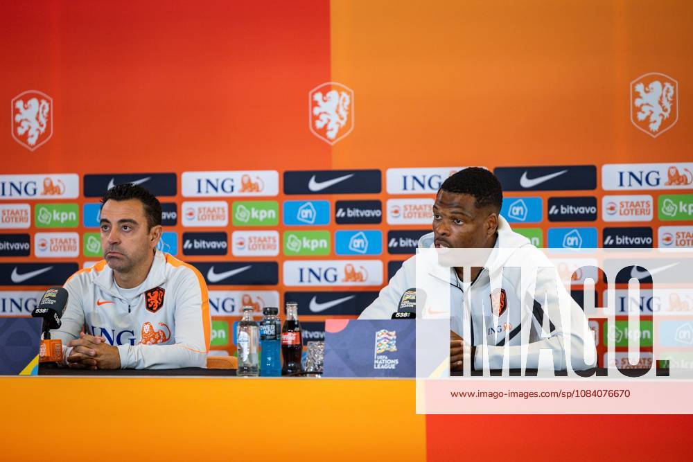 ZEIST - National coach Xavi Hernandez and Denzel Dumfries during a press conference, PK, Pressekonferenz at the KNVB Campus in preparation for the Nations League match against Serbia. SONNY LENSEN ANP ANPxSportx IVx 571380439 originalFilename: 571380439