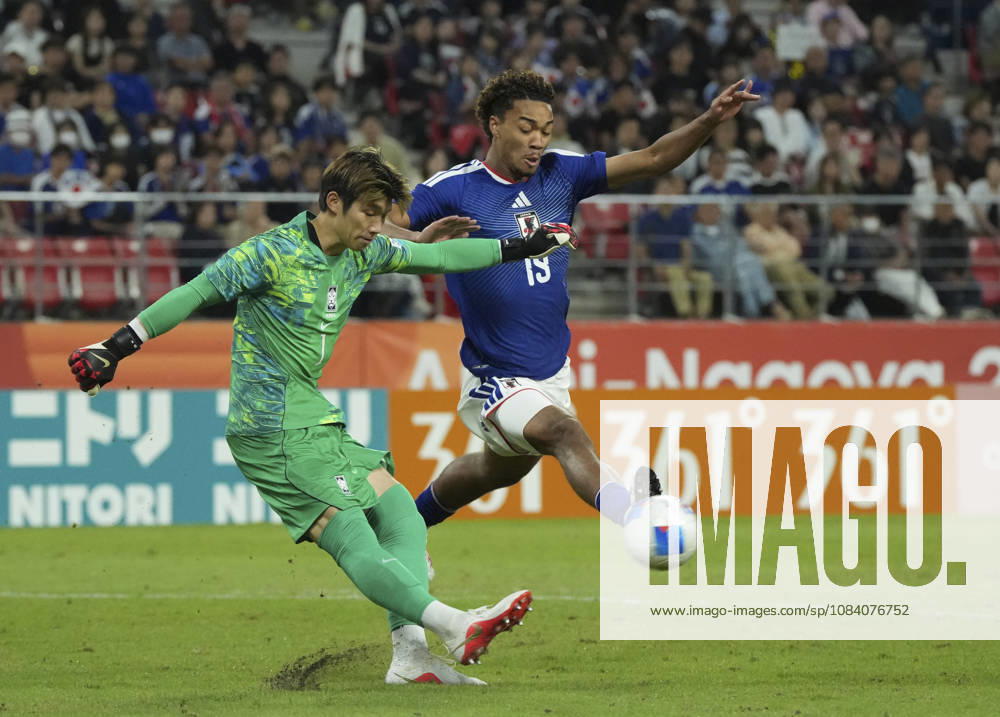 (261003) -- TOYOTA, Oct. 3, 2026 -- Goalkeeper of South Korea Kim Joonhong (L) defends during the men s final match of football between South Korea and Japan at 20th Asian Games Aichi-Nagoya 2026 in Toyota of Aichi Prefecture, Japan, Oct. 3, 2026. ) (SP)JAPAN-TOYOTA-ASIAN GAMES-FOOTBALL-MEN S FINAL-KOR VS JPN LuixSiuxWai