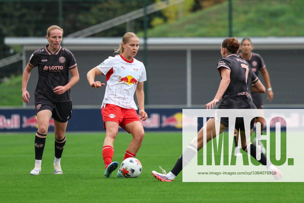 Deutschland: Fußball Google Pixel Frauen-Bundesliga 2026 - 2027, 6. Spieltag - RB Leipzig gegen FSV Mainz 05, Trainingszentrum von RB Leipzig (Leipzig): Emilia Ásgeirsdottir (RB Leipzig Frauen, 8) am Ball