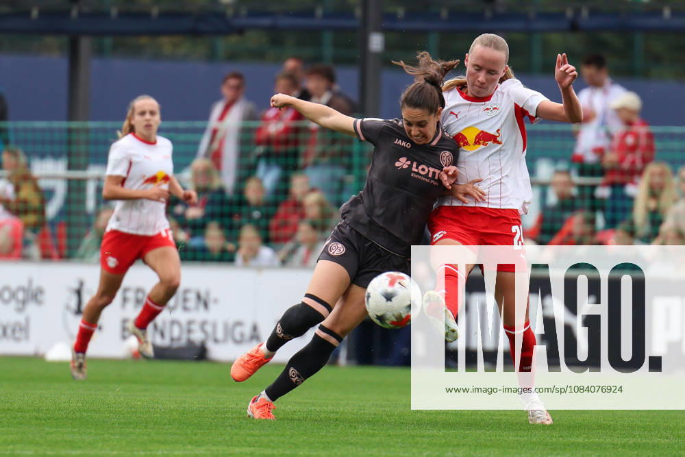 Deutschland: Fußball Google Pixel Frauen-Bundesliga 2026 - 2027, 6. Spieltag - RB Leipzig gegen FSV Mainz 05, Trainingszentrum von RB Leipzig (Leipzig): Zweikampf von Vital Zina Kats (1. FSV Mainz 05 Frauen, 30) und Nikoline Dudek (RB Leipzig Frauen, 24)