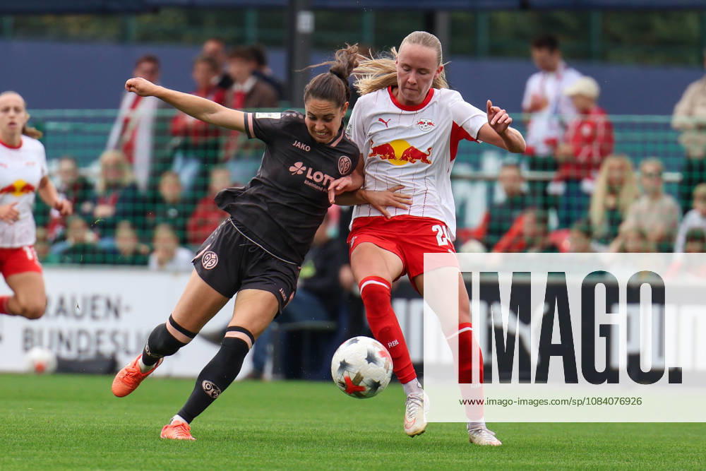 Deutschland: Fußball Google Pixel Frauen-Bundesliga 2026 - 2027, 6. Spieltag - RB Leipzig gegen FSV Mainz 05, Trainingszentrum von RB Leipzig (Leipzig): Zweikampf von Vital Zina Kats (1. FSV Mainz 05 Frauen, 30) und Nikoline Dudek (RB Leipzig Frauen, 24)