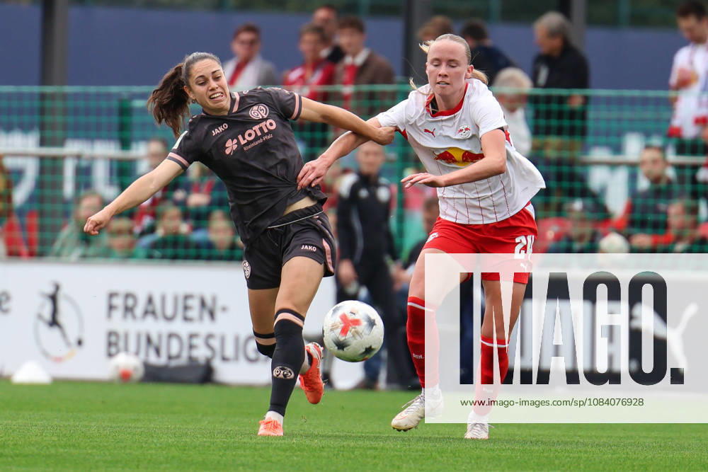 Deutschland: Fußball Google Pixel Frauen-Bundesliga 2026 - 2027, 6. Spieltag - RB Leipzig gegen FSV Mainz 05, Trainingszentrum von RB Leipzig (Leipzig): Zweikampf von Vital Zina Kats (1. FSV Mainz 05 Frauen, 30) und Nikoline Dudek (RB Leipzig Frauen, 24)