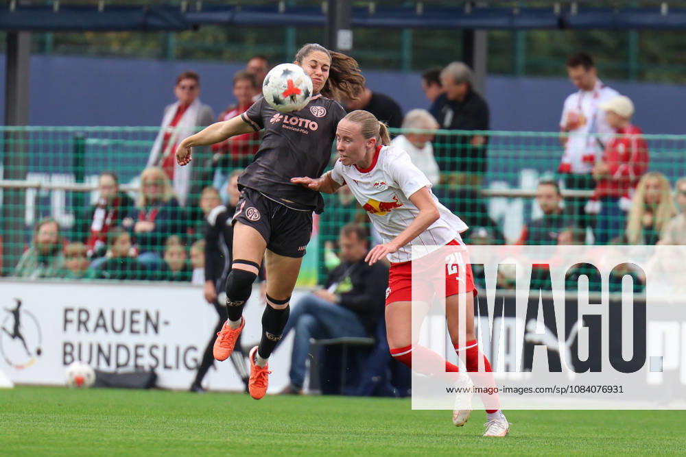 Deutschland: Fußball Google Pixel Frauen-Bundesliga 2026 - 2027, 6. Spieltag - RB Leipzig gegen FSV Mainz 05, Trainingszentrum von RB Leipzig (Leipzig): Zweikampf von Vital Zina Kats (1. FSV Mainz 05 Frauen, 30) und Nikoline Dudek (RB Leipzig Frauen, 24)