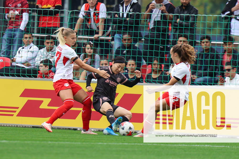 Deutschland: Fußball Google Pixel Frauen-Bundesliga 2026 - 2027, 6. Spieltag - RB Leipzig gegen FSV Mainz 05, Trainingszentrum von RB Leipzig (Leipzig): Zweikampf von Akari Kurishima (1. FSV Mainz 05 Frauen, 6) und Jasmien Mathys (RB Leipzig Frauen, 12)