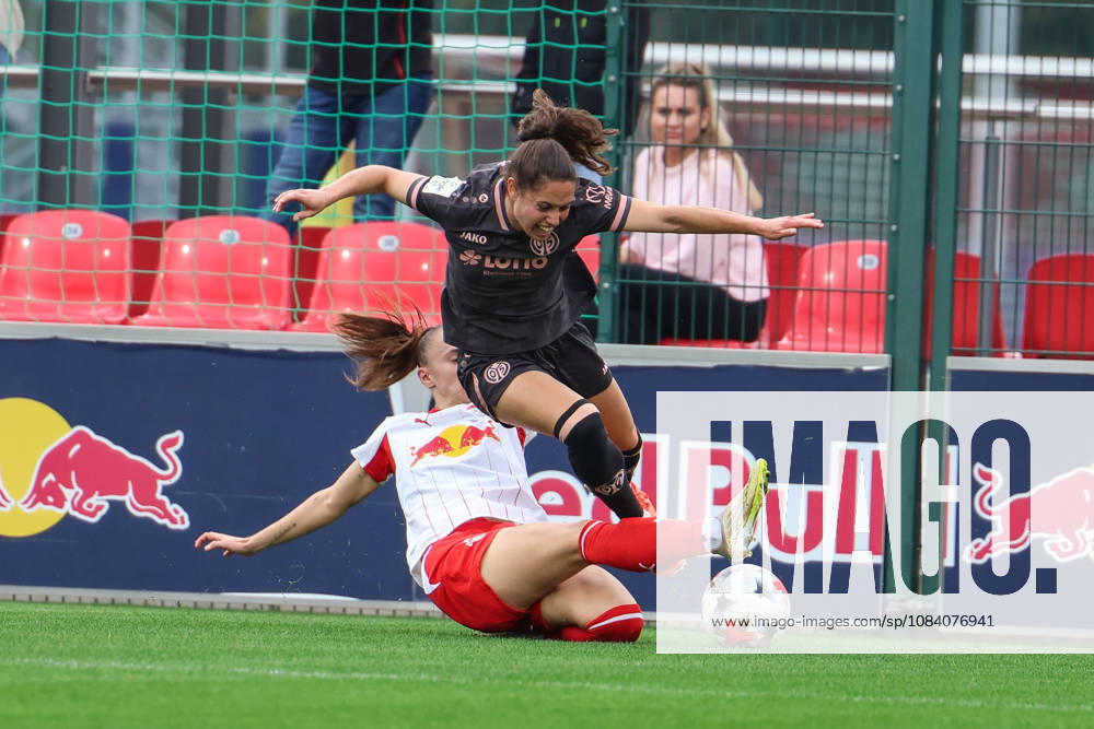 Deutschland: Fußball Google Pixel Frauen-Bundesliga 2026 - 2027, 6. Spieltag - RB Leipzig gegen FSV Mainz 05, Trainingszentrum von RB Leipzig (Leipzig): Zweikampf von Zenia Mertens (RB Leipzig Frauen, 4) und Vital Zina Kats (1. FSV Mainz 05 Frauen, 30)