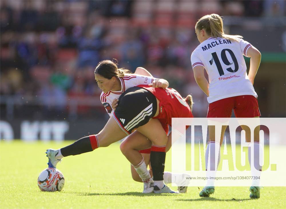 Football - FA Women s Super League - Liverpool FC Women v Everton FC Women LIVERPOOL, ENGLAND - Sunday, September 27, 2026: Liverpool FC Women s Fūka Nagano challenges Manchester United, ManU Women s Elisabeth Terland during the FA Womens Super League match between Liverpool FC Women and Everton FC Women, the Merseyside Derby, at Anfield. (Photo by David Rawcliffe Propaganda) LIVERPOOL Anfield MERSEYSIDE ENGLAND