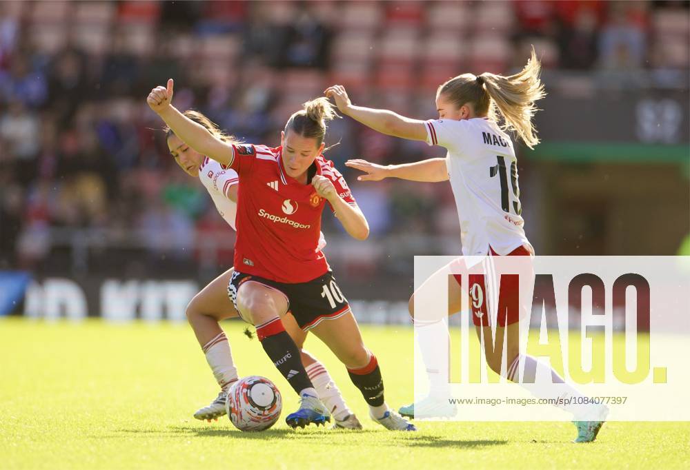 Football - FA Women s Super League - Liverpool FC Women v Everton FC Women LIVERPOOL, ENGLAND - Sunday, September 27, 2026: Liverpool FC Women s Fūka Nagano (L) challenges Manchester United, ManU Women s Elisabeth Terland during the FA Womens Super League match between Liverpool FC Women and Everton FC Women, the Merseyside Derby, at Anfield. (Photo by David Rawcliffe Propaganda) LIVERPOOL Anfield MERSEYSIDE ENGLAND