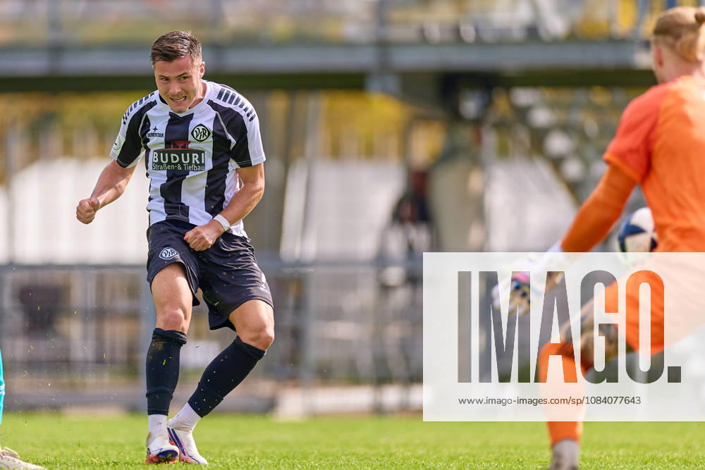Torschuss Michael Kleinschrodt (VfR Aalen, 09), Lucas Becker (FSV Frankfurt, 01) GER, VfR Aalen vs. FSV Frankfurt, Fussball, Regionalliga Suedwest - Herren, 10. Spieltag, Spielzeit 2026 2027, 03.10.2026 GER, VfR Aalen vs. FSV Frankfurt, Fussball, Regionalliga Suedwest - Herren, 10. Spieltag, Spielzeit 2026 2027, 03.10.2026 Aalen